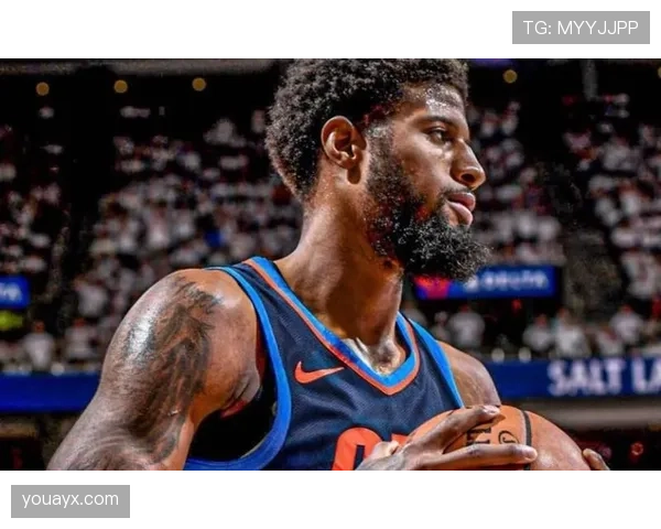 乔治今天穿得像个贵妇，球场上演反差大戏了吧？